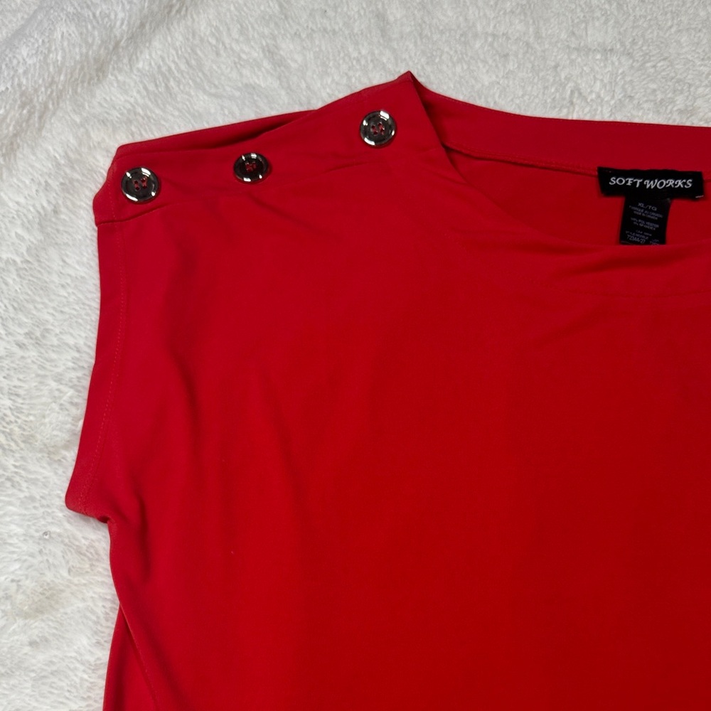 Red Button-Detail Women's Top‎ - Picture 4 of 4